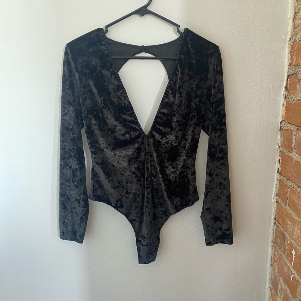 🖤VS🖤 Deep V Neck Open Back Velvet Long Sleeve Bodysuit